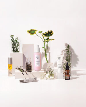 Afbeelding van samplepakketje: Gratis Yon-Ka samples skincare pakket op maat Afbeelding van Yon-Ka producten: Yon-Ka Paris skincare producten voor elk huidtype Afbeelding van een klant die de producten test: Vrouw test Yon-Ka samples op haar gezicht – natuurlijke huidverzorging Yon-Ka logo (indien aanwezig): Logo Yon-Ka Paris – professionele huidverzorging